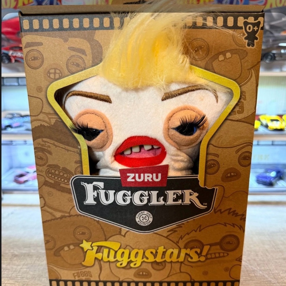 ULTRA RARE TAYLOR SWIFT GOLD BUTTON FUGGLER! Zuru Fuggler Fuggstars Plush Toy!